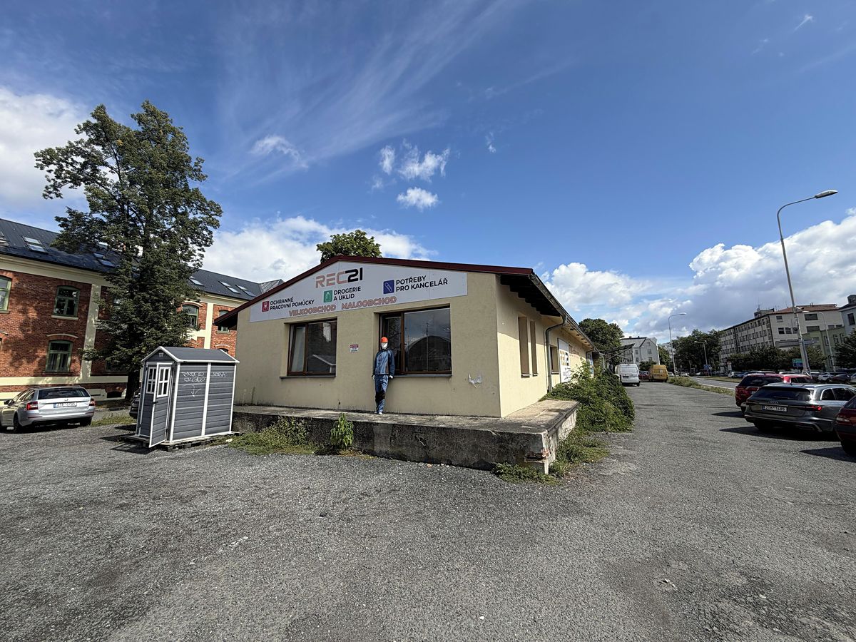 Pronájem obchodního prostoru 977 m²