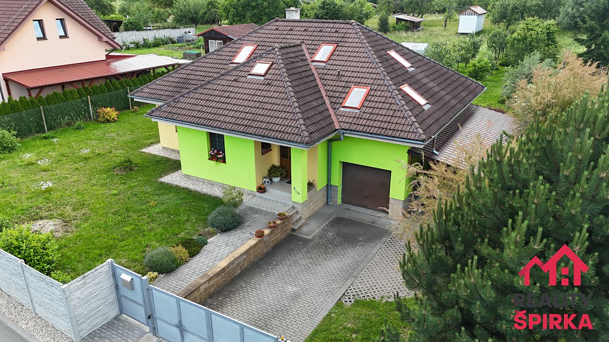 Prodej rodinného domu 195 m², pozemek 1219 m² – fotografie 2