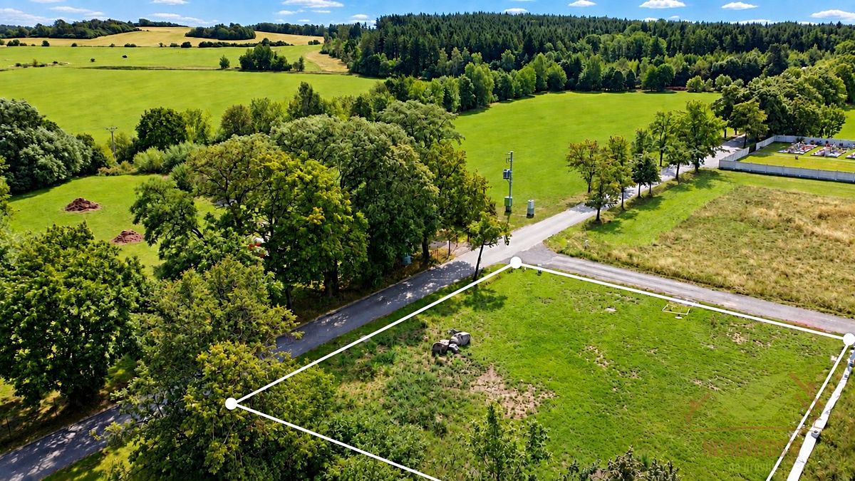 Prodej stavebního pozemku 1076 m² – fotografie 2