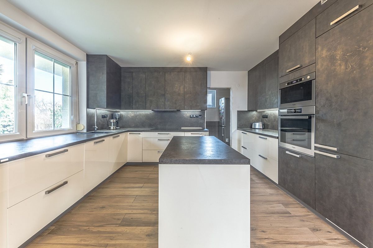 Prodej rodinného domu 260 m², pozemek 991 m² – fotografie 2