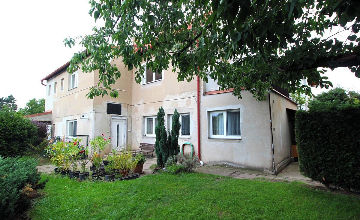 Prodej rodinného domu 260 m², pozemek 1112 m² – fotografie 2