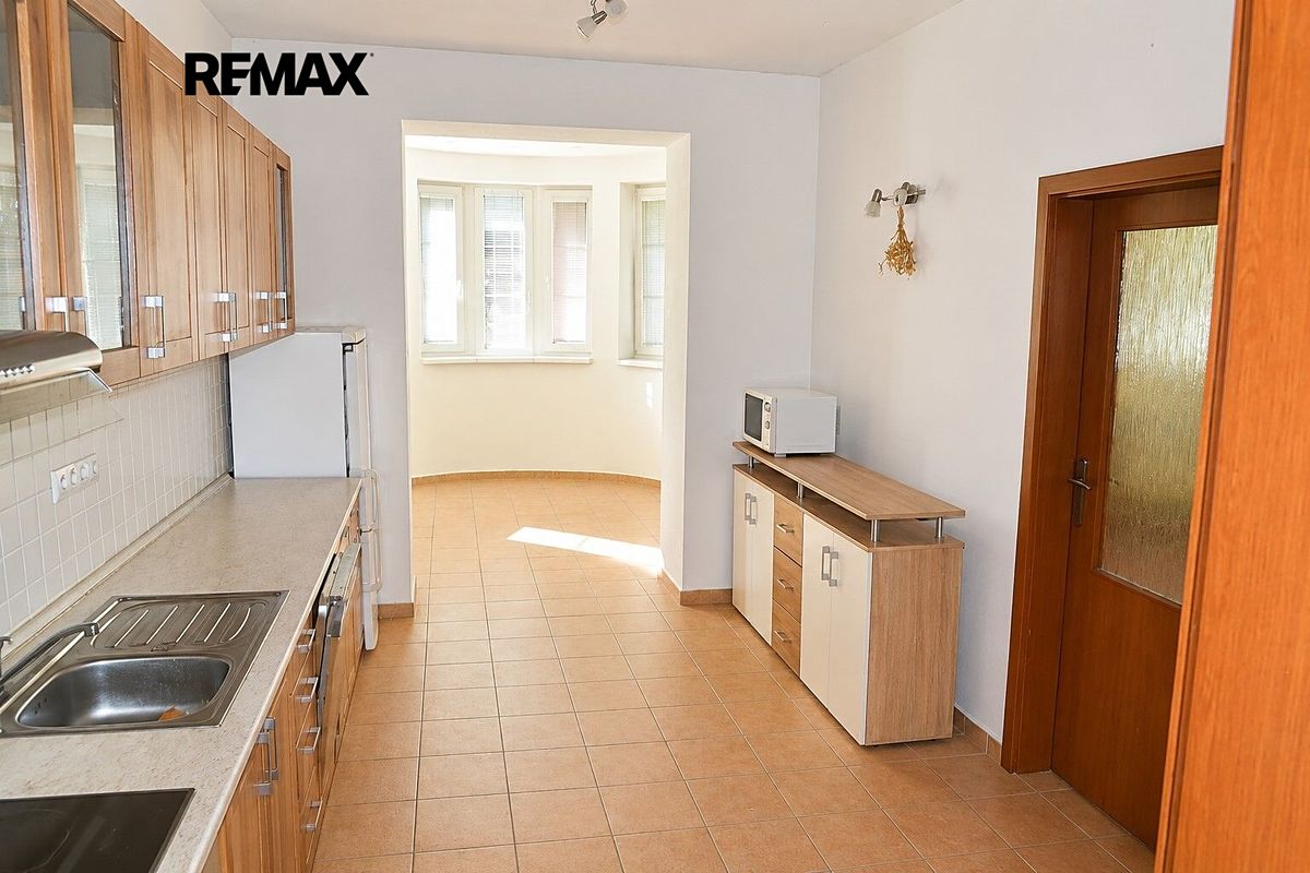 Pronájem rodinného domu 289 m², pozemek 751 m² – fotografie 2