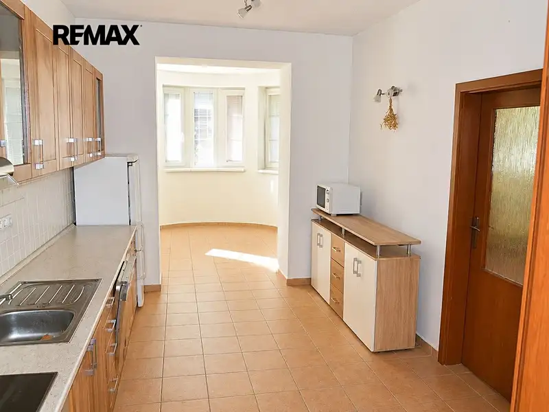 Pronájem rodinného domu 289 m², pozemek 751 m², Praha – náhled fotky 2