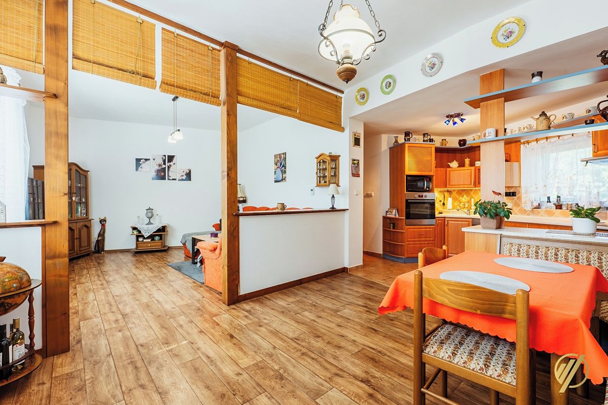 Prodej rodinného domu 275 m², pozemek 1300 m²