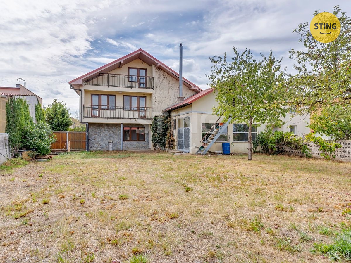 Prodej rodinného domu 360 m², pozemek 805 m² – fotografie 2