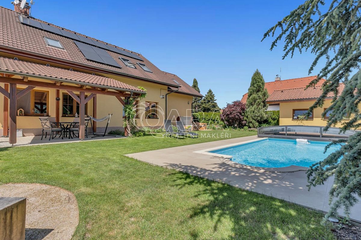 Prodej rodinného domu 255 m², pozemek 775 m² – fotografie 3