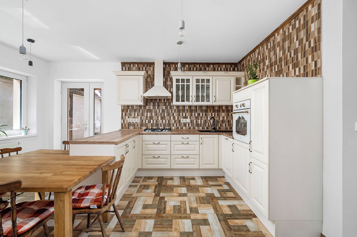 Prodej vícegeneračního domu 220 m², pozemek 628 m² – fotografie 2