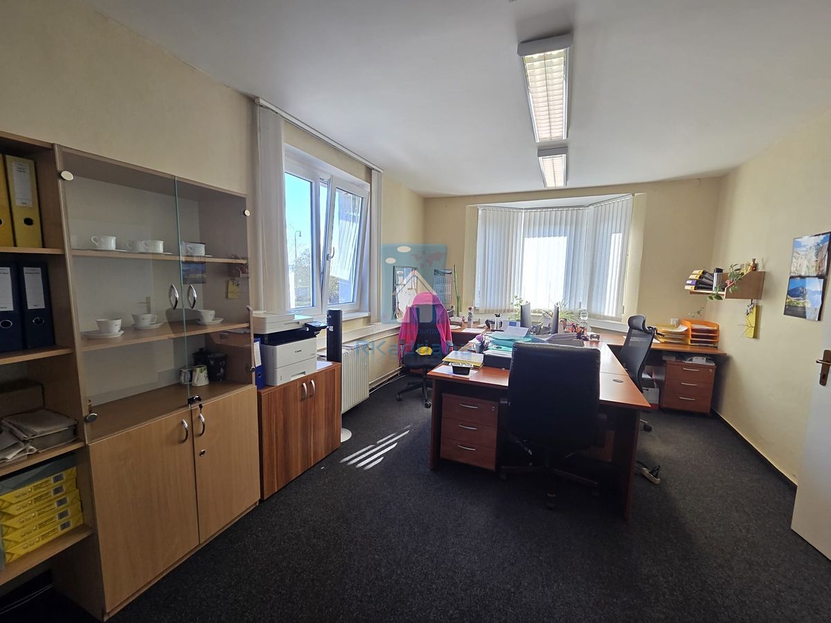 Pronájem kanceláře 312 m² – fotografie 2