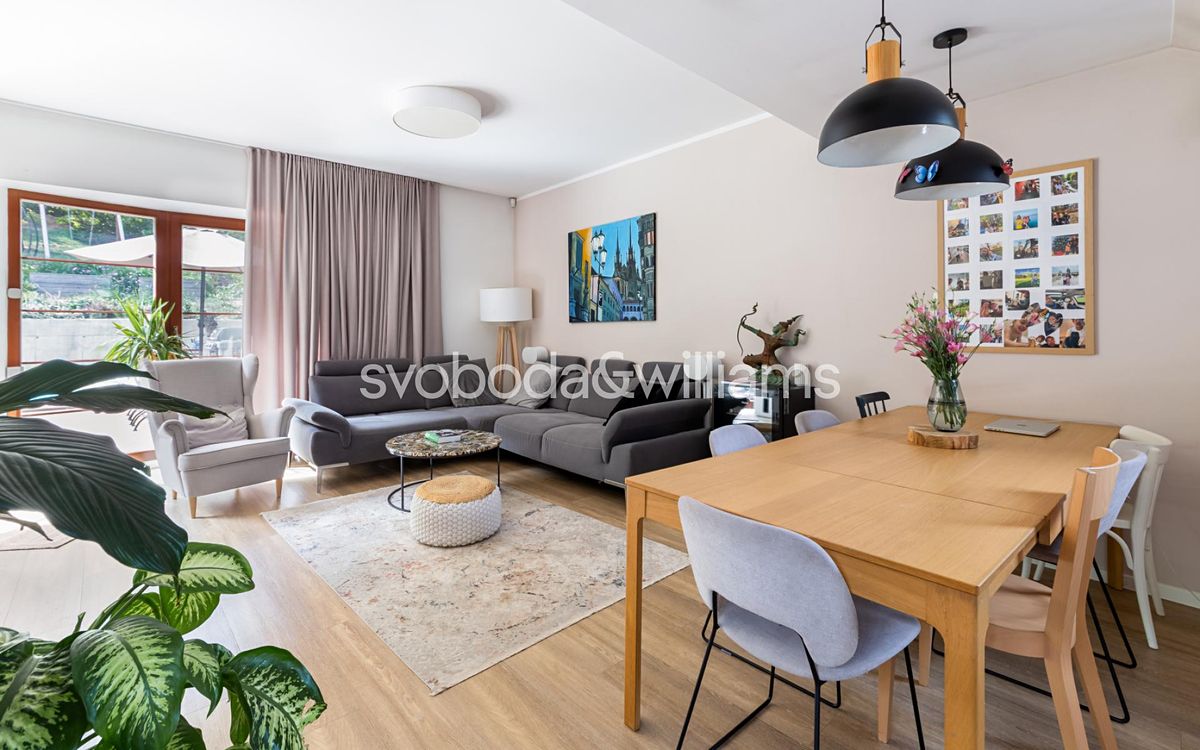Prodej rodinného domu 365 m², pozemek 980 m² – fotografie 2