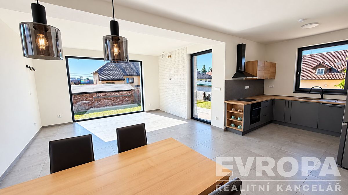 Pronájem rodinného domu 165 m², pozemek 521 m² – fotografie 2
