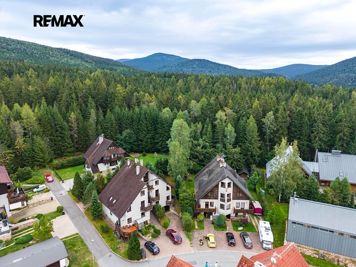 Prodej rodinného domu 239 m², pozemek 404 m² – fotografie 2