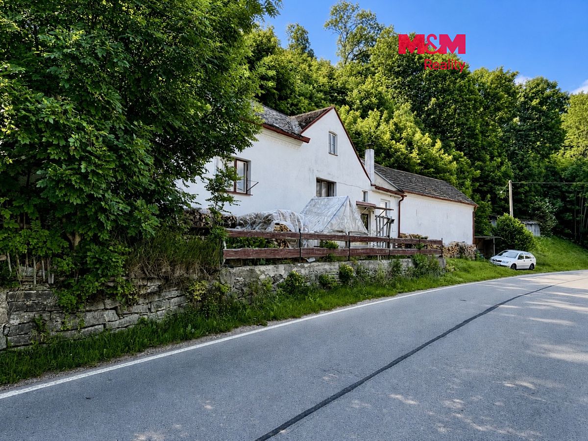 Prodej rodinného domu 330 m², pozemek 1628 m²