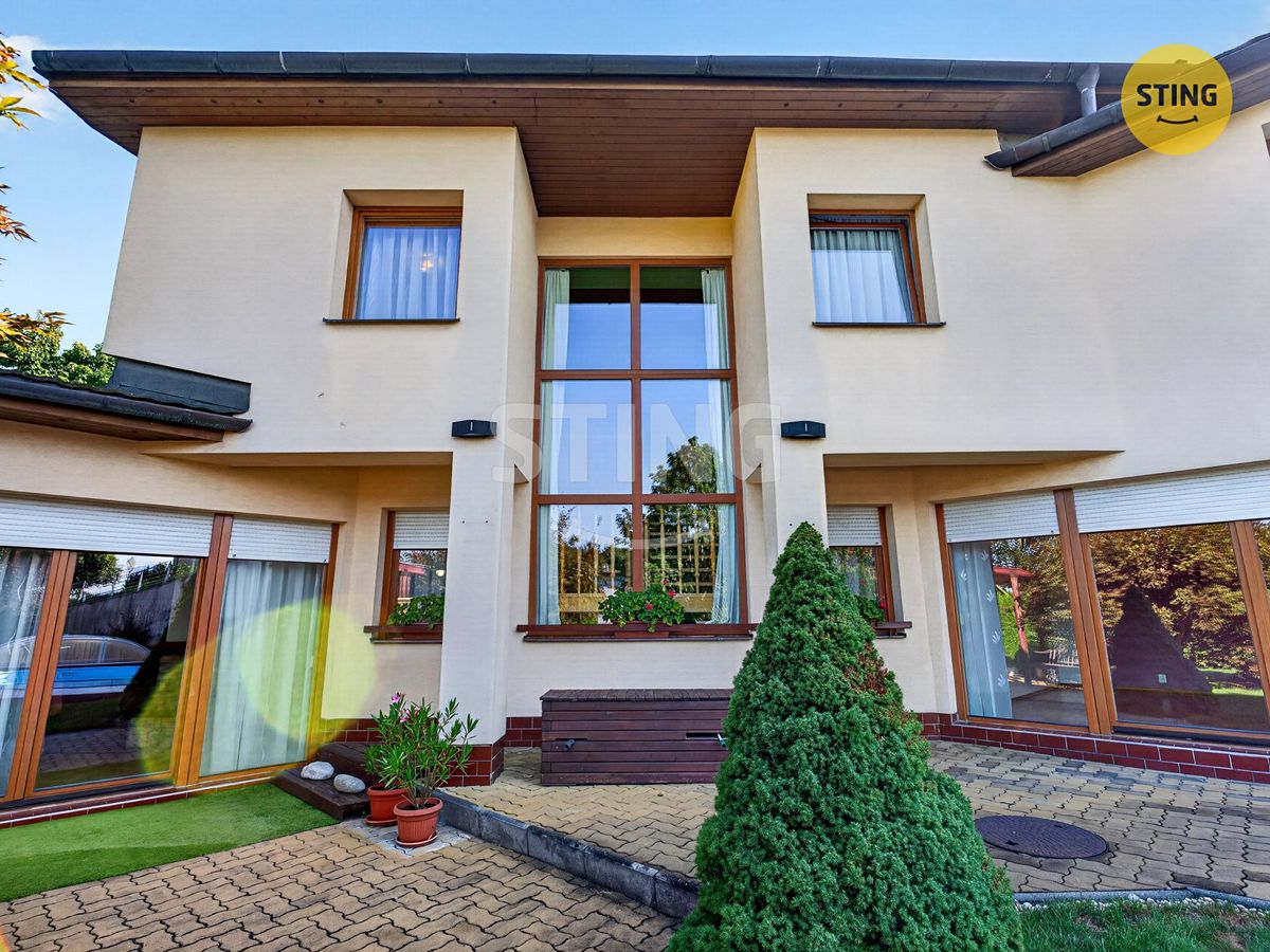 Prodej rodinného domu 215 m², pozemek 1157 m² – fotografie 2