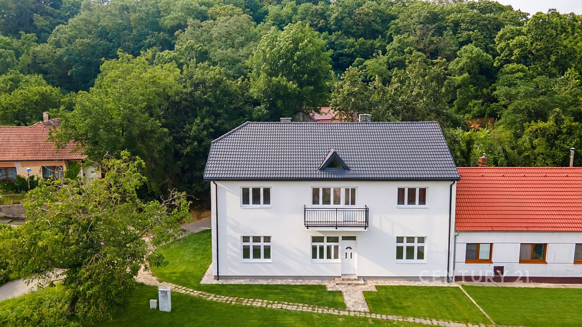 Prodej rodinného domu 228 m², pozemek 874 m²