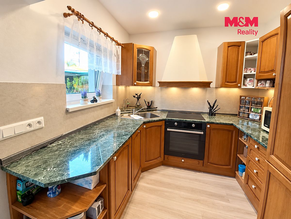Prodej rodinného domu 250 m², pozemek 559 m² – fotografie 3