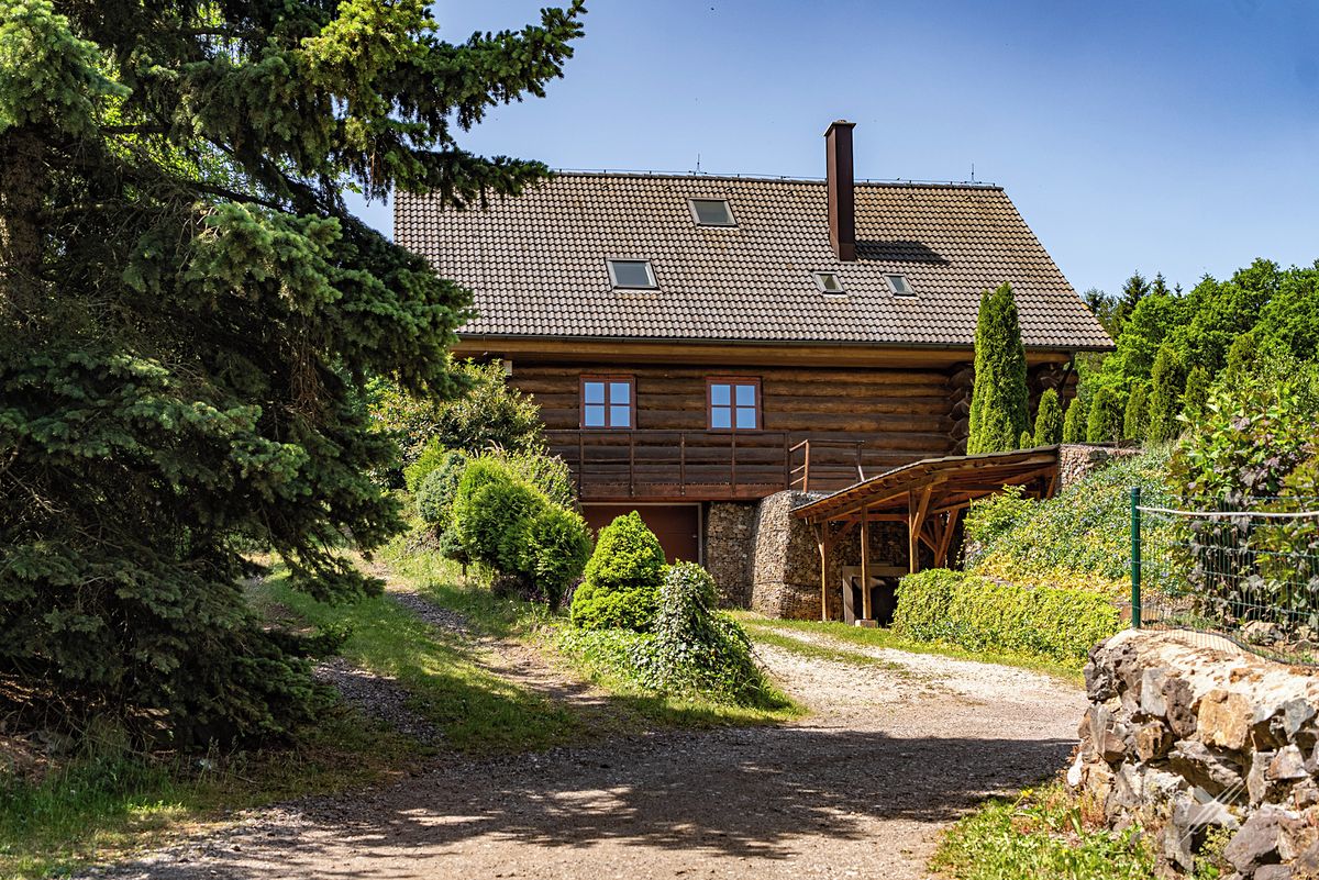 Prodej rodinného domu 284 m², pozemek 11465 m²