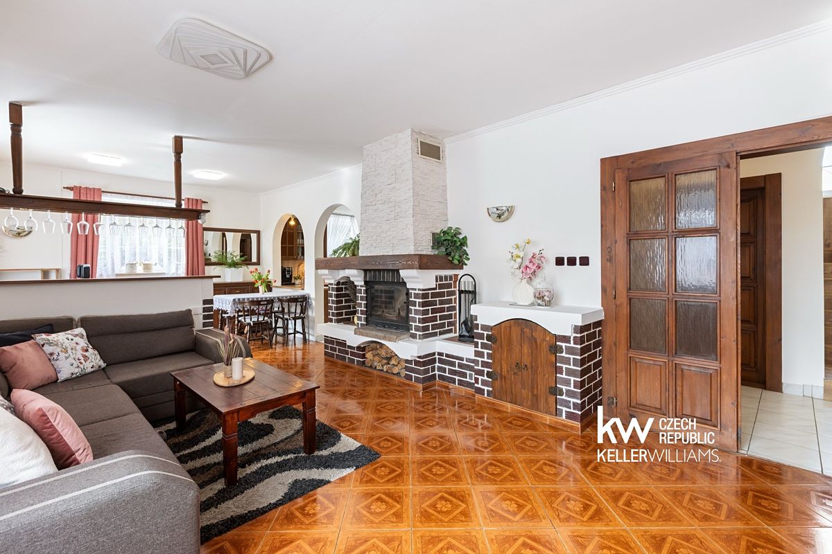 Prodej rodinného domu 260 m², pozemek 666 m² – fotografie 3