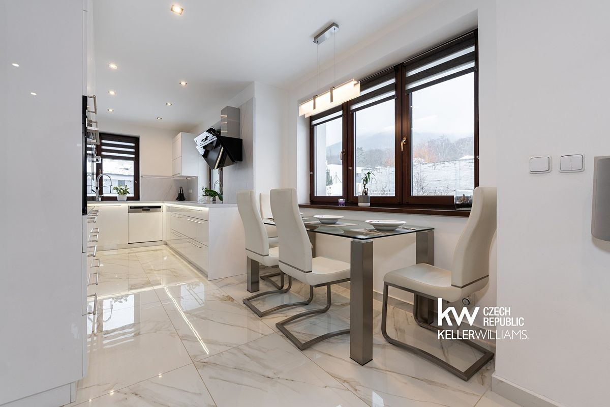 Prodej rodinného domu 100 m², pozemek 1121 m² – fotografie 2