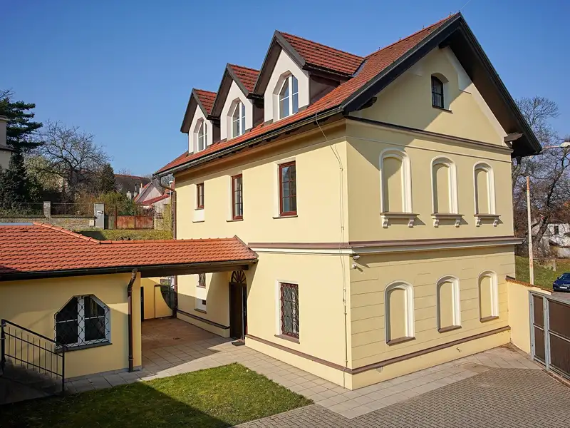 Pronájem rodinného domu 215 m², pozemek 546 m², Praha – náhled fotky 1