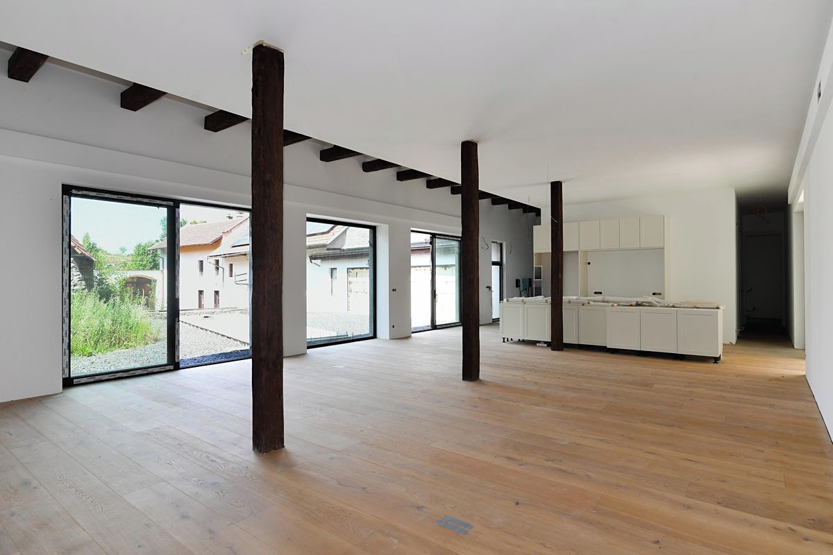Prodej rodinného domu 637 m², pozemek 1384 m² – fotografie 2
