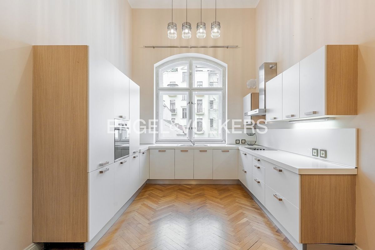 Pronájem bytu 6 pokojů a více 210 m² – fotografie 3
