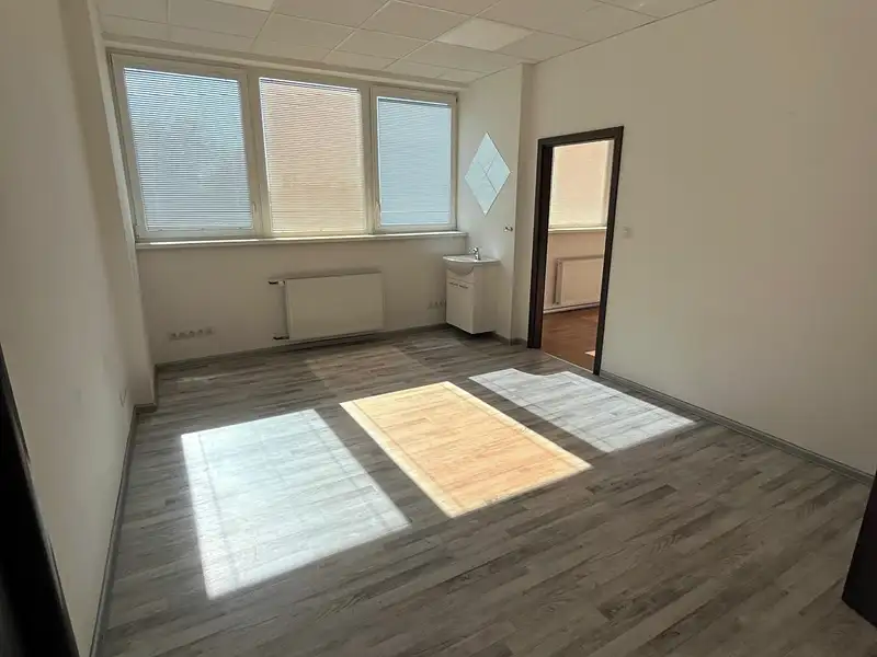 Pronájem kanceláře 28 m², Kolín – náhled fotky 1