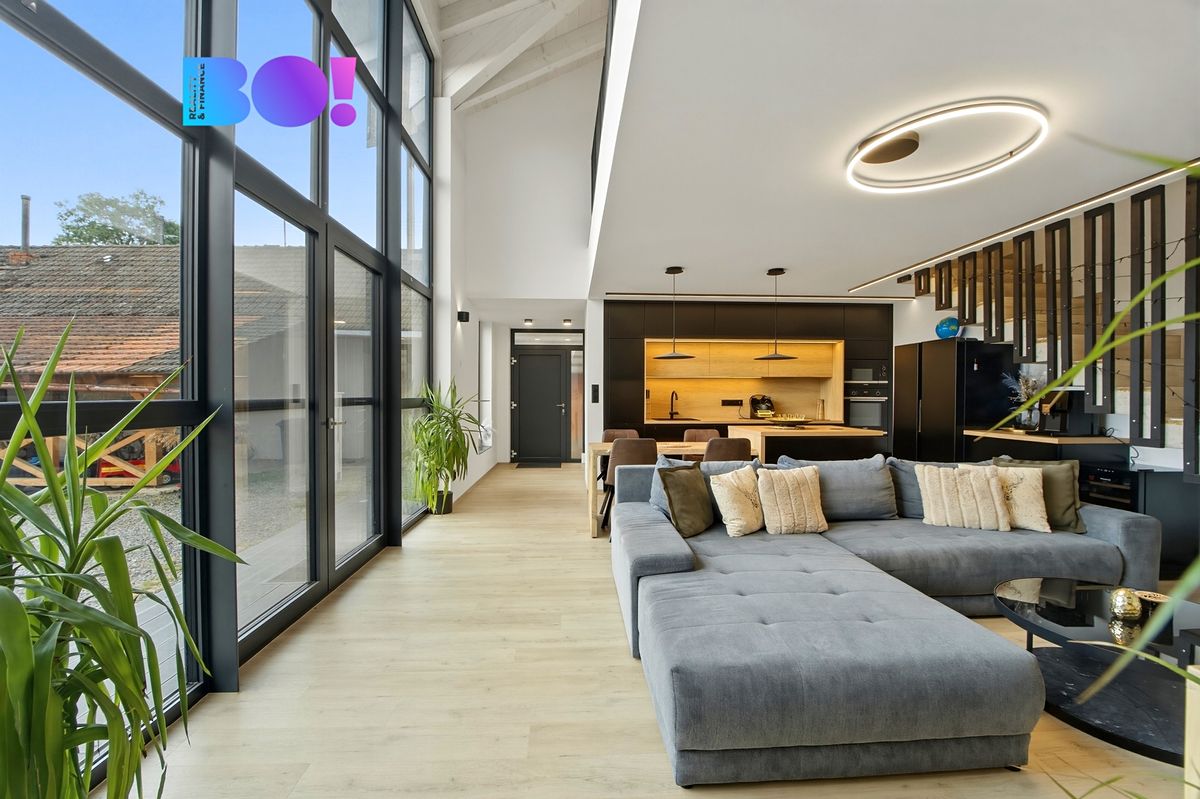 Prodej rodinného domu 372 m², pozemek 3043 m²