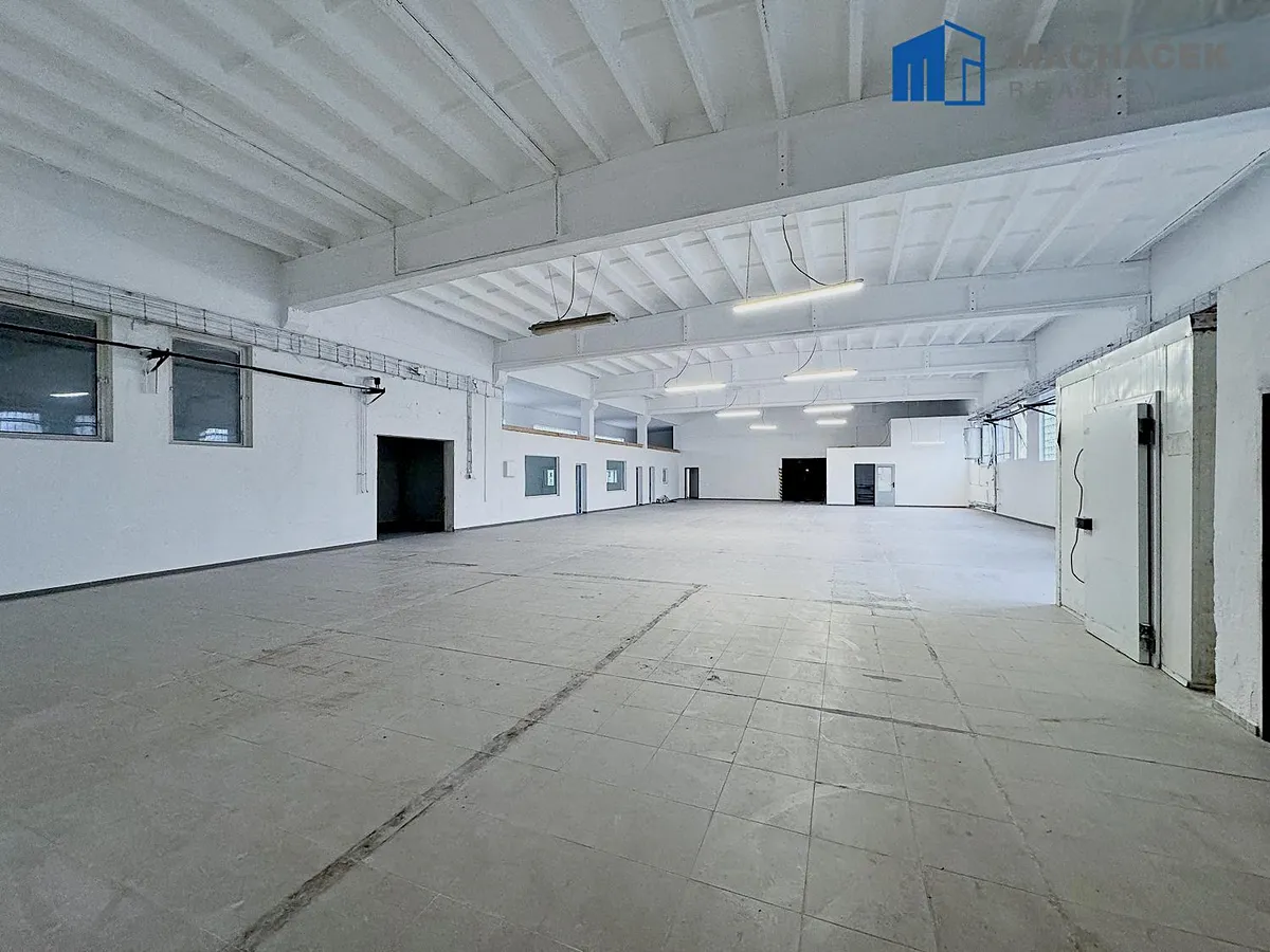 Prodej skladového prostoru 892 m²
