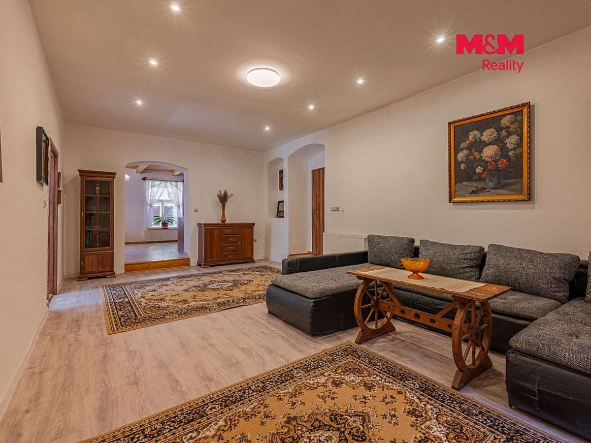Prodej rodinného domu 360 m², pozemek 1421 m² – fotografie 3
