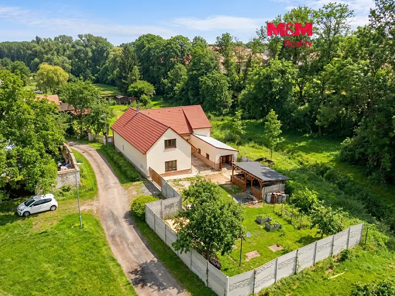Prodej rodinného domu 288 m², pozemek 584 m², Peruc – náhled fotky 1