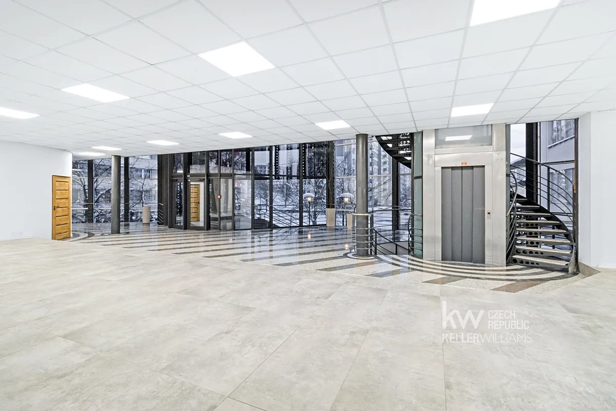 Pronájem obchodního prostoru 427 m²