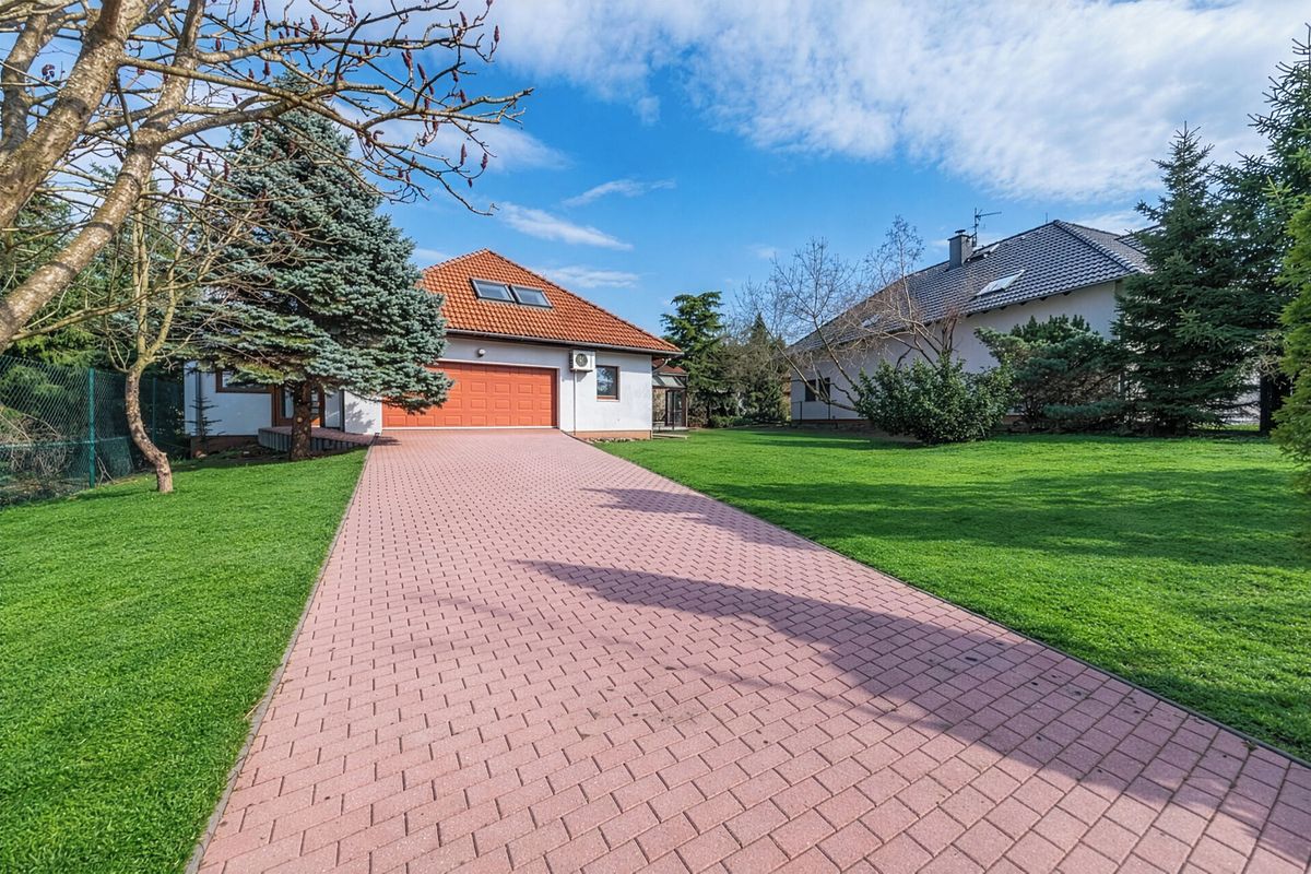 Prodej rodinného domu 368 m², pozemek 960 m² – fotografie 2