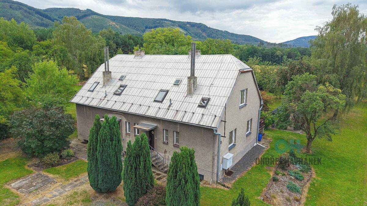 Prodej rodinného domu 400 m², pozemek 1968 m²