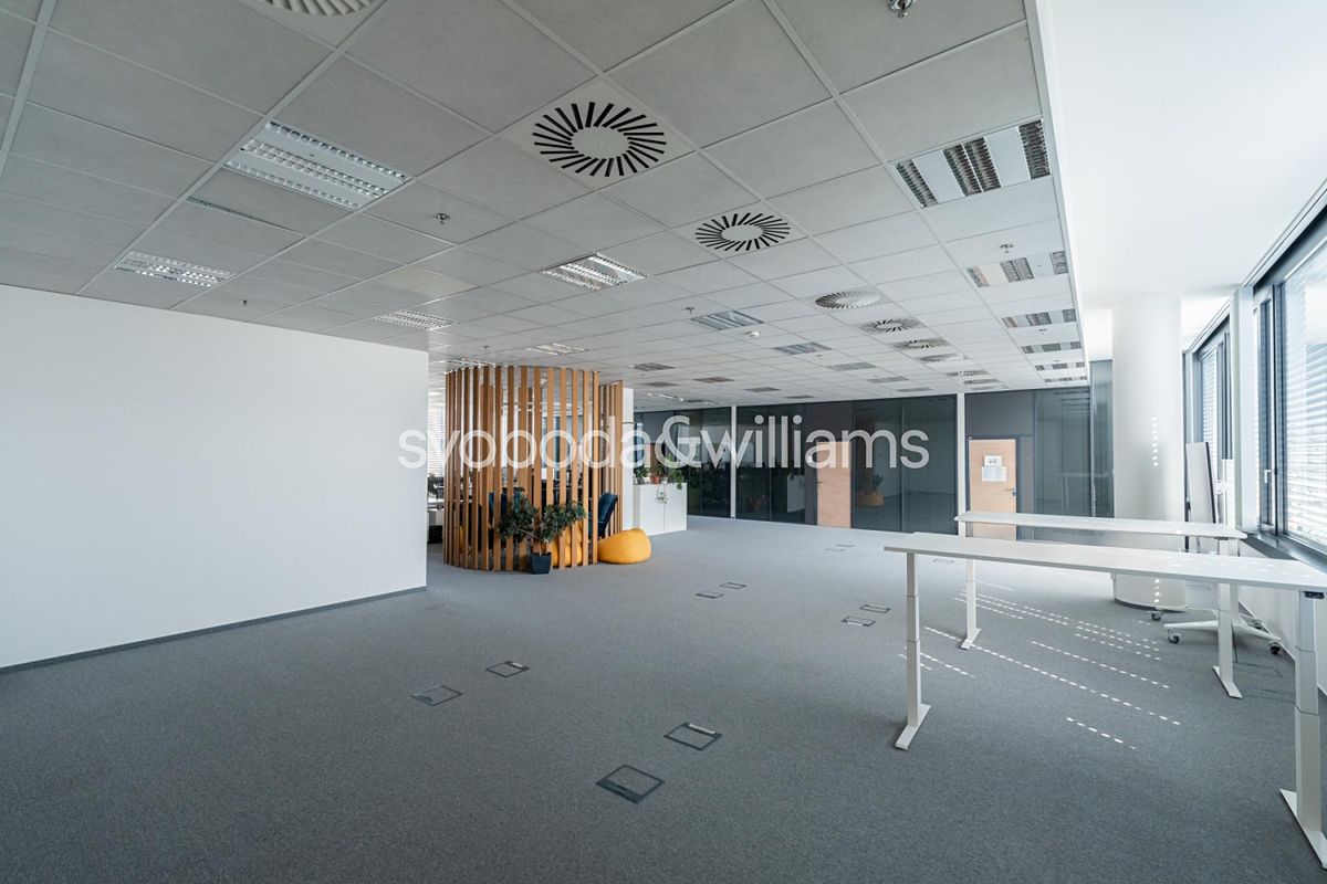 Pronájem kanceláře 733 m² – fotografie 3