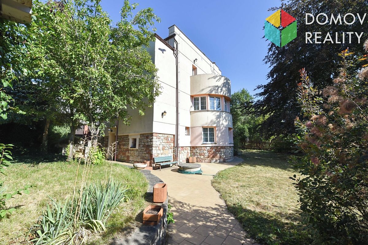 Prodej vily 220 m², pozemek 831 m² – fotografie 2