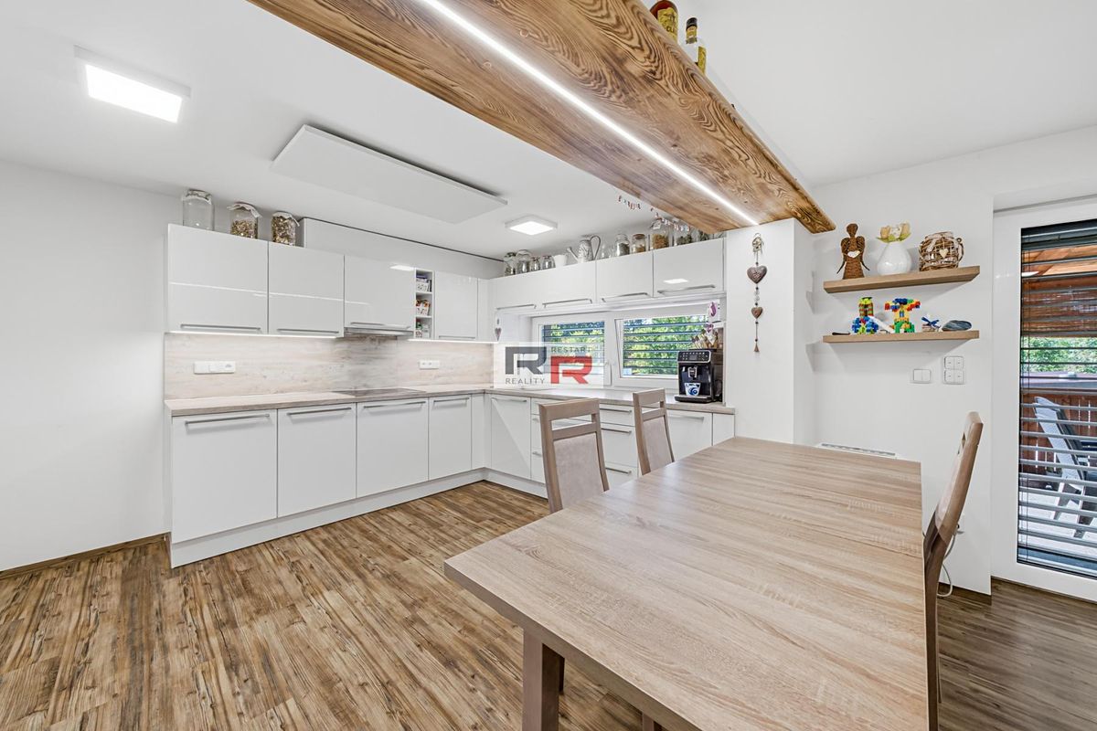 Prodej rodinného domu 289 m², pozemek 427 m² – fotografie 2