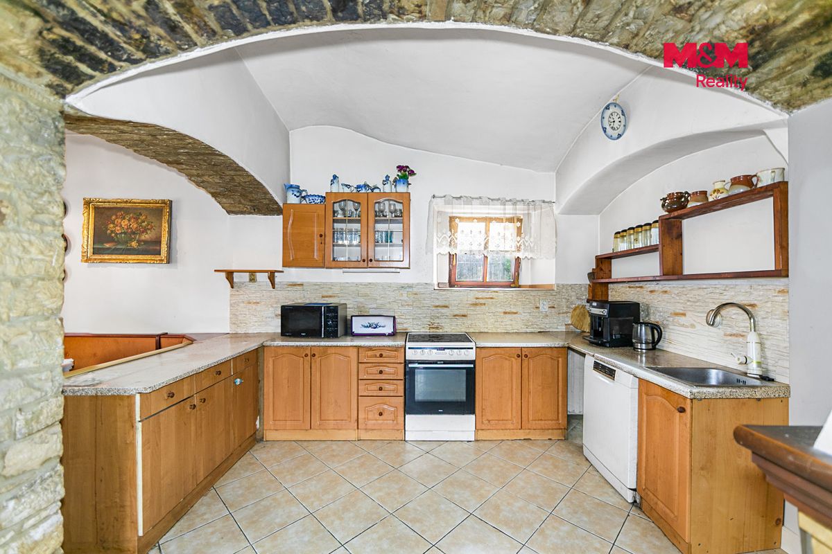 Prodej rodinného domu 200 m², pozemek 696 m² – fotografie 2
