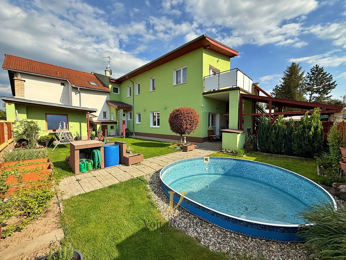 Prodej rodinného domu 222 m², pozemek 328 m² – fotografie 4