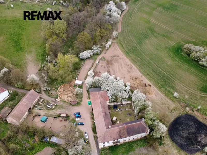 Prodej zemědělské usedlosti 951 m², pozemek 12336 m², Hluboké Dvory – náhled fotky 3