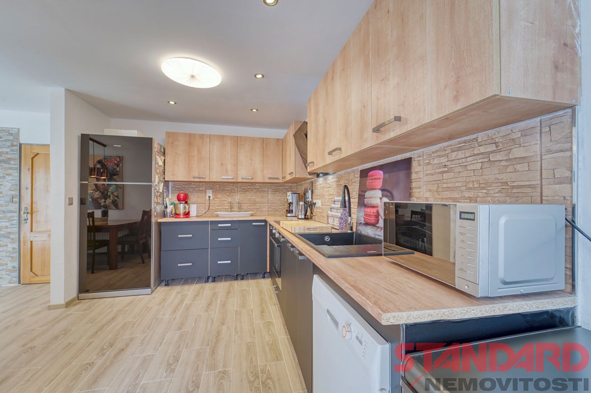 Prodej rodinného domu 207 m², pozemek 1063 m² – fotografie 2