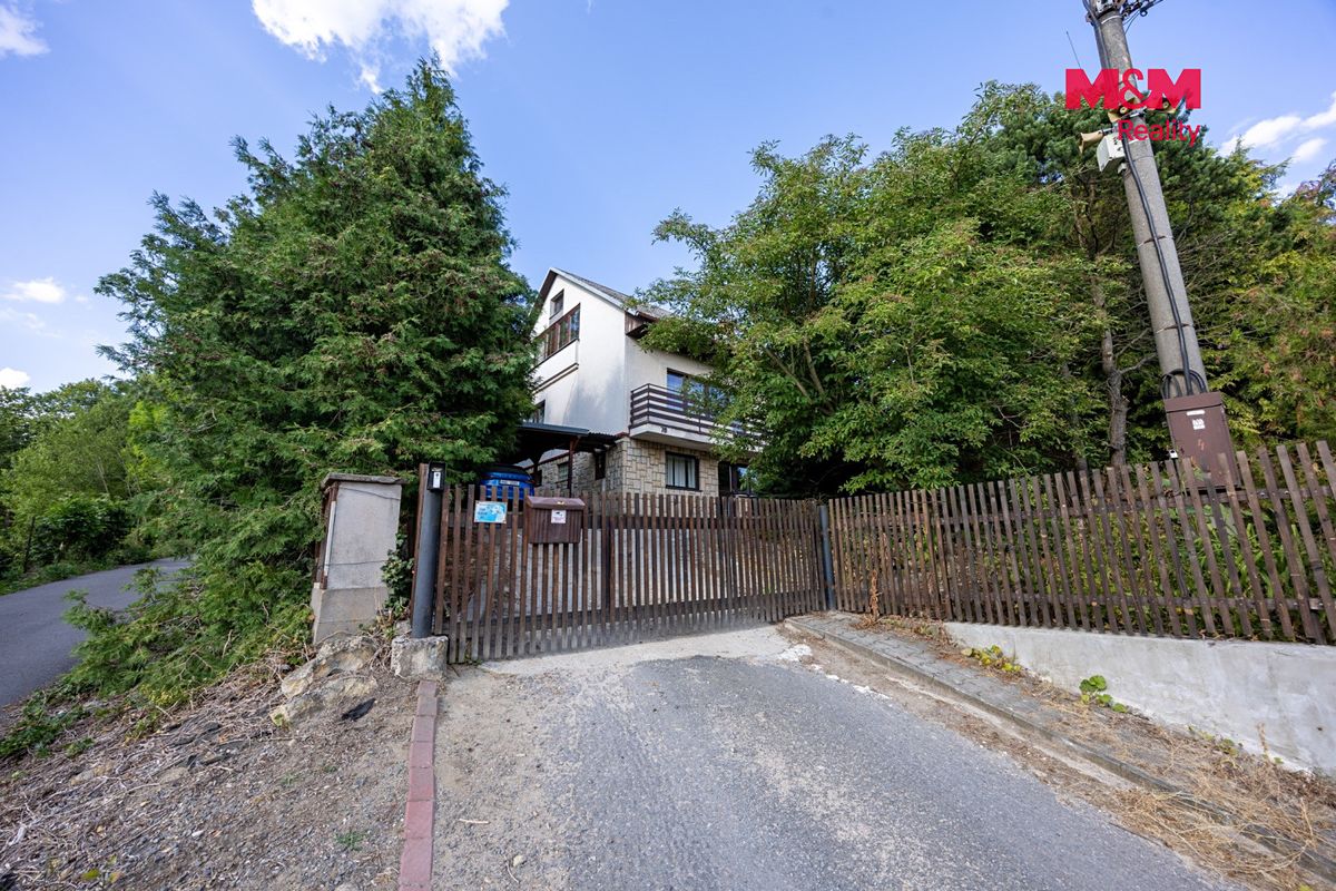 Prodej rodinného domu 242 m², pozemek 1068 m² – fotografie 2