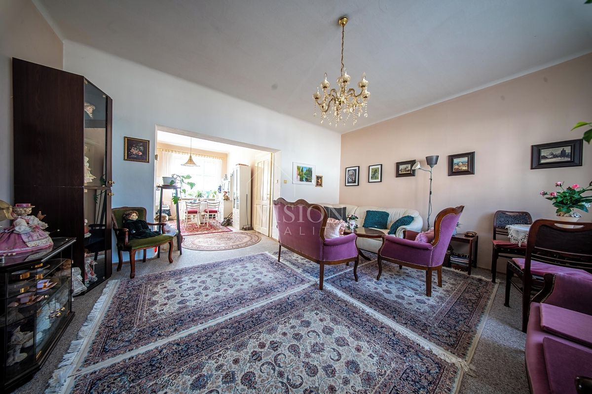 Prodej rodinného domu 260 m², pozemek 151 m² – fotografie 3