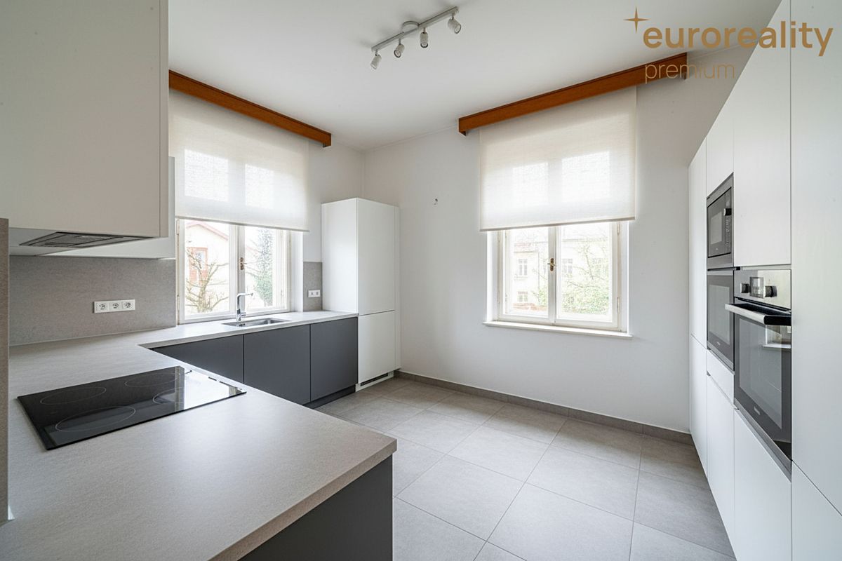Prodej rodinného domu 267 m², pozemek 270 m² – fotografie 2