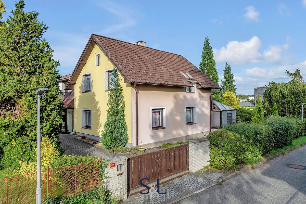 Prodej rodinného domu 240 m², pozemek 1732 m² – fotografie 3