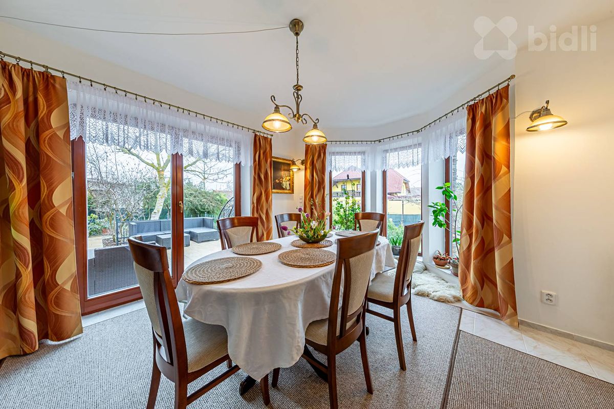 Prodej rodinného domu 221 m², pozemek 647 m² – fotografie 3