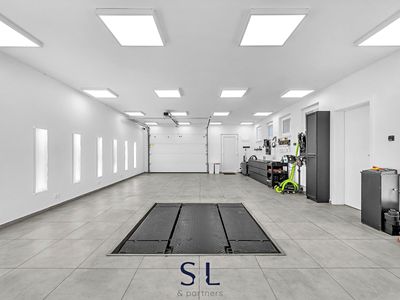 Prodej garáže 325 m²