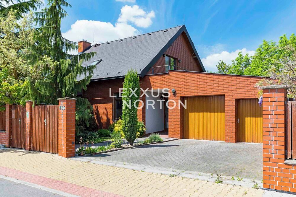 Prodej rodinného domu 256 m², pozemek 1194 m² – fotografie 2