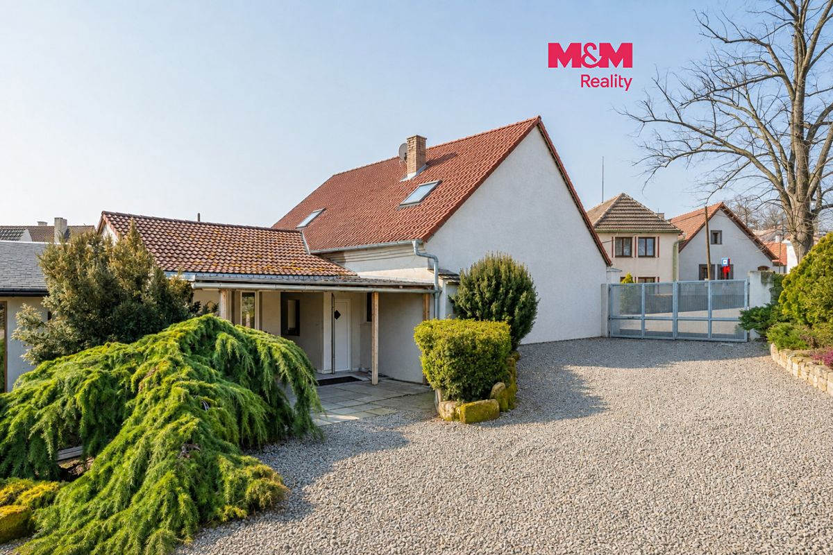Prodej rodinného domu 240 m², pozemek 893 m²