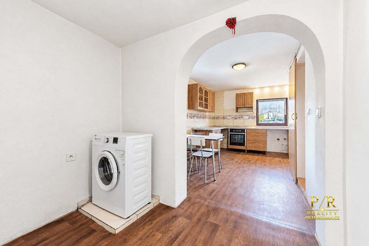 Prodej rodinného domu 250 m², pozemek 1193 m² – fotografie 3