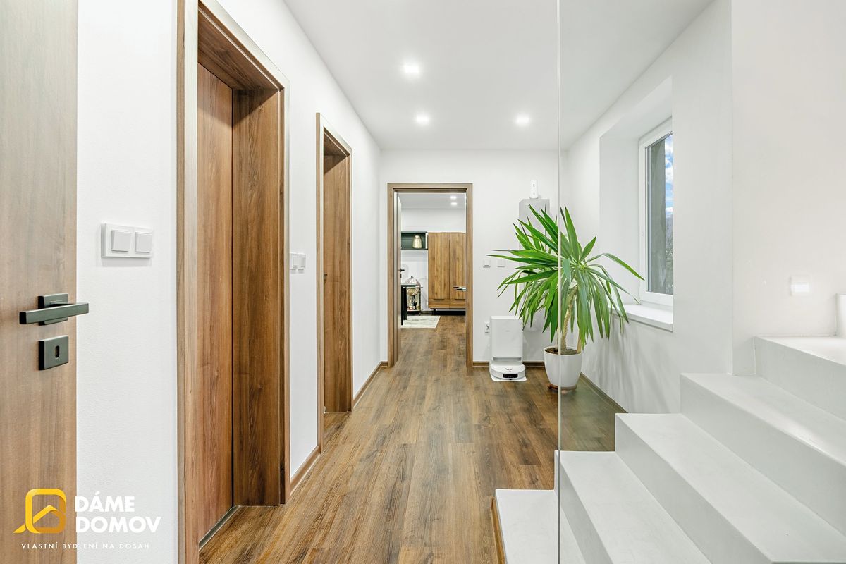 Prodej rodinného domu 308 m², pozemek 3861 m²